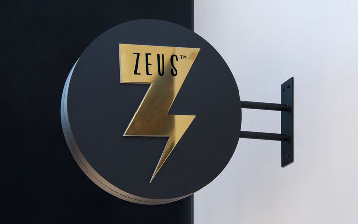 國外品牌形象店面設(shè)計和VI導示設(shè)計欣賞-13